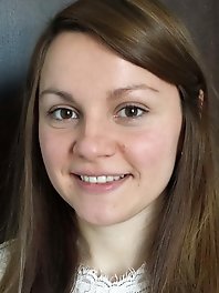 Mature tart is baring it all on pix