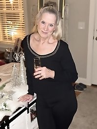 Hot MILF Tia posing in pink underwear for a photo session