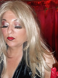 Classy-looking mature GF is having sex with her boyfriend