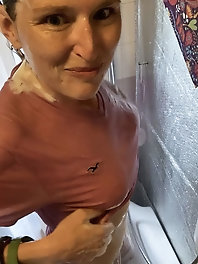 Ugly older damsel is revealing her titties