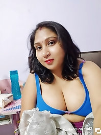 My girlfriend conceals her face while displaying her large buttocks